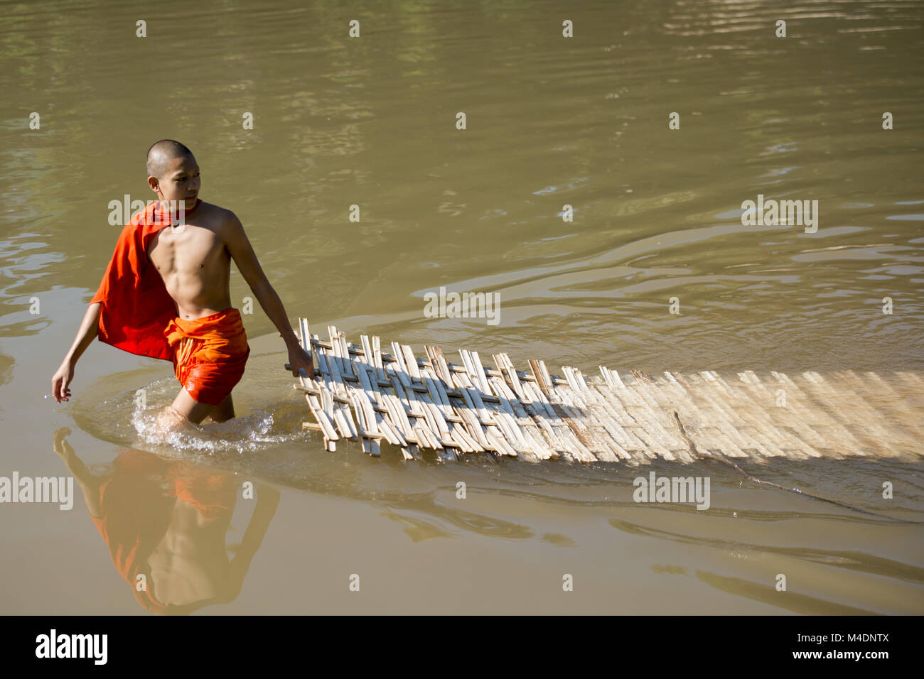 LAOS LUANG PRABANG NAM KHAN RIVER PONT DE BAMBOU Banque D'Images