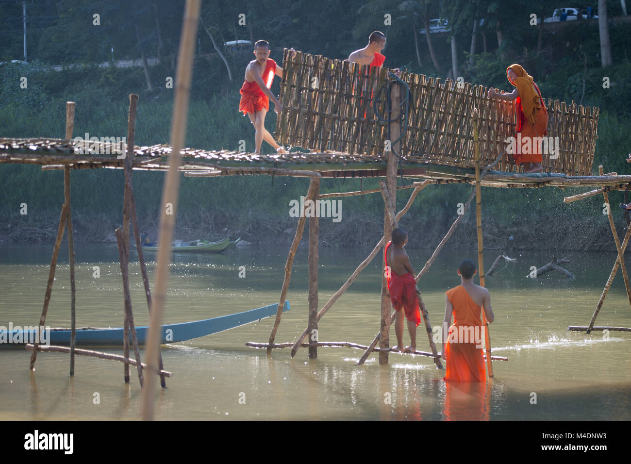 LAOS LUANG PRABANG NAM KHAN RIVER PONT DE BAMBOU Banque D'Images