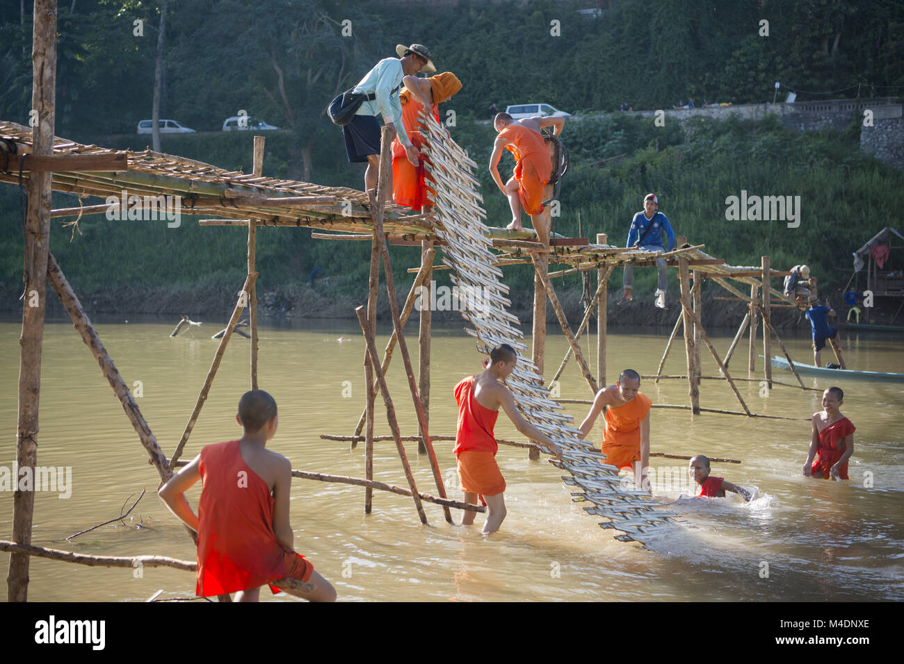 LAOS LUANG PRABANG NAM KHAN RIVER PONT DE BAMBOU Banque D'Images