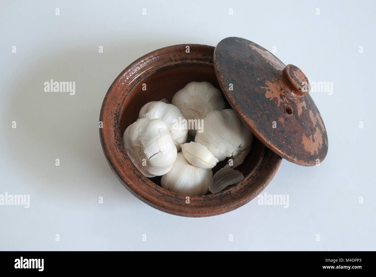 Ancien bol en argile avec gousses d'ail Banque D'Images