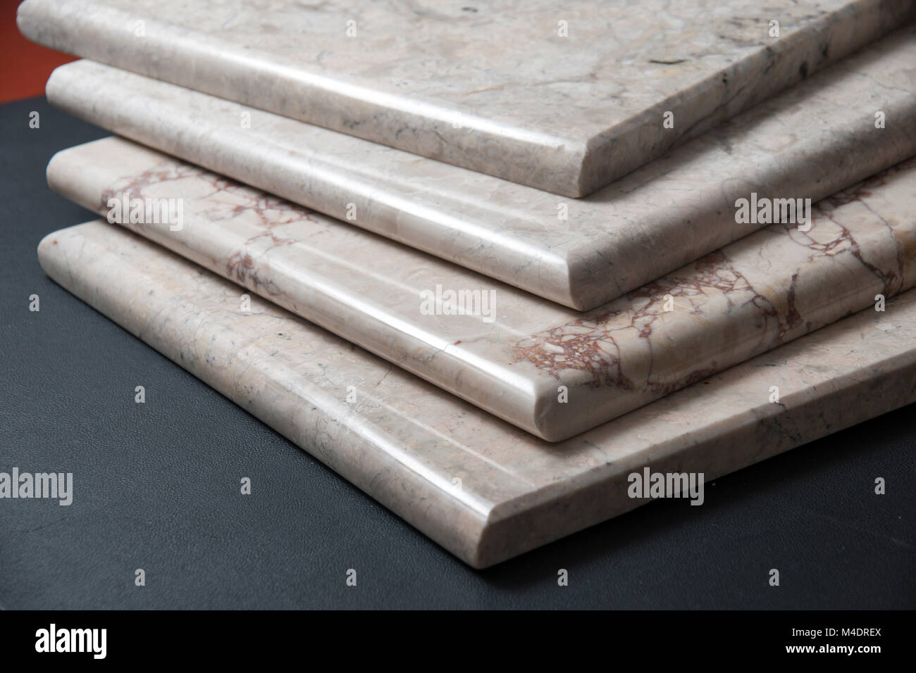 sélection de carreaux de marbre avec différents profils et finitions Banque D'Images