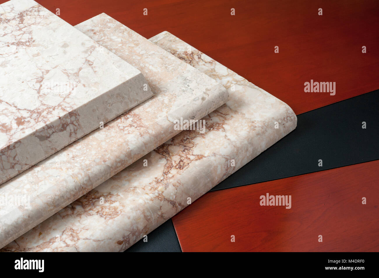 sélection de carreaux de marbre avec différents profils et finitions Banque D'Images