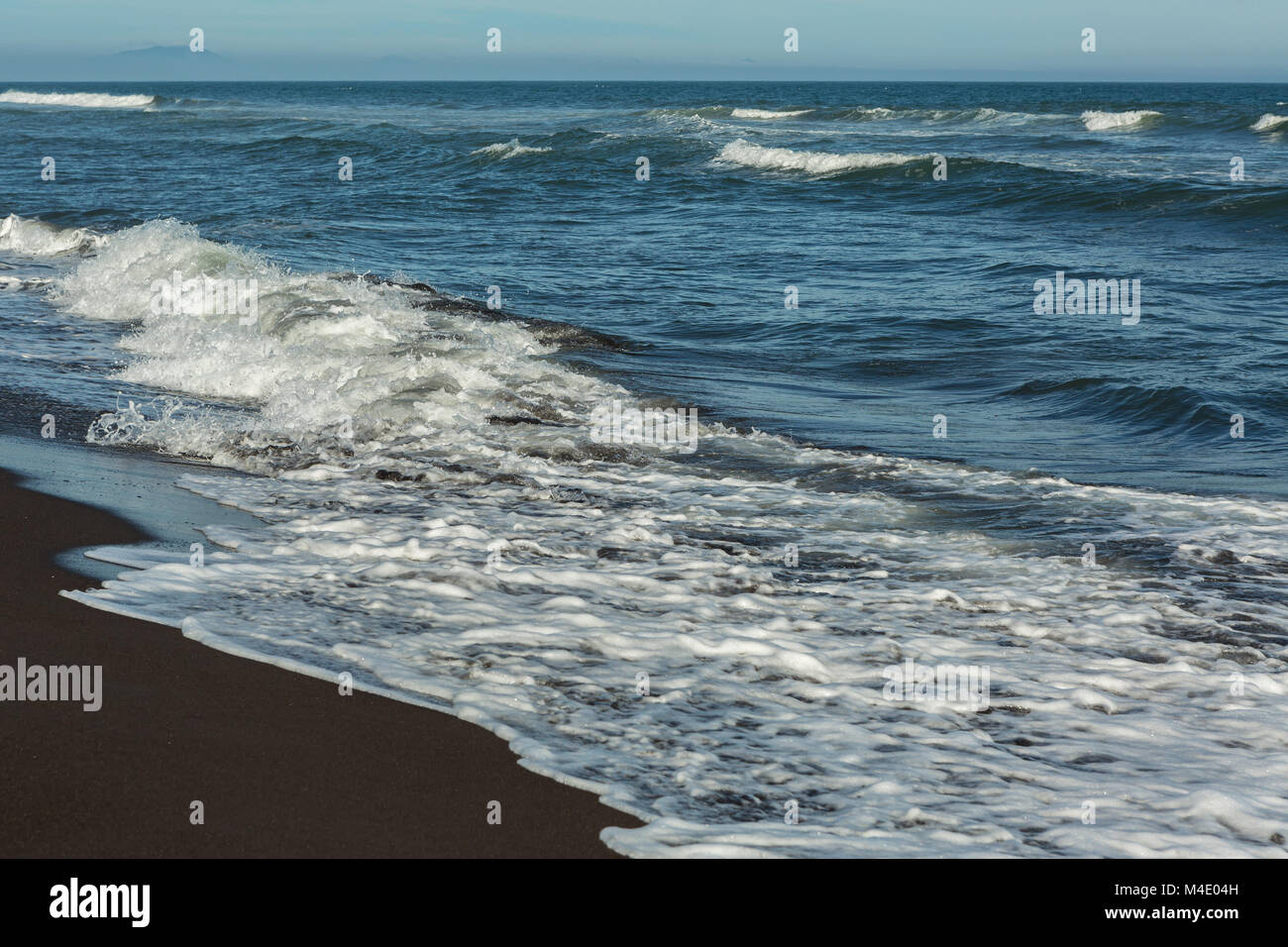 Khalaktyrsky avec plage de sable noir. Lavage de l'océan pacifique de la péninsule du Kamtchatka. Banque D'Images