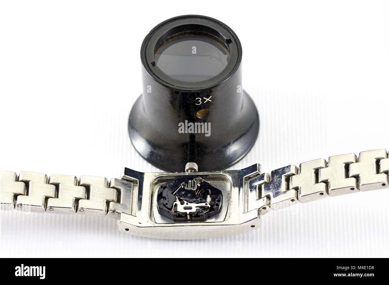 Mécanisme d'une montre-bracelet numérique et horloger loupe Banque D'Images