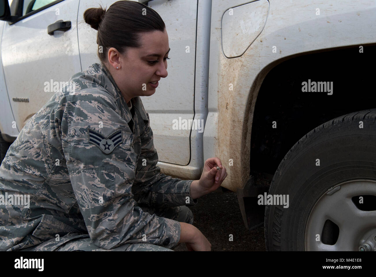 Airman principal Kimberly Pearcy, 2e Escadron d'appui aux opérations de changement de gestion de l'aérodrome de plomb, vérifie un pneu pour un objet étranger débris avant de circuler sur la ligne de vol à la base aérienne de Barksdale, en Louisiane, le 1 février 2018. Dom peut être quelque chose de rochers pour metal sur l'axe de vol, ce qui pourrait endommager les aéronefs. (U.S. Air Force Banque D'Images