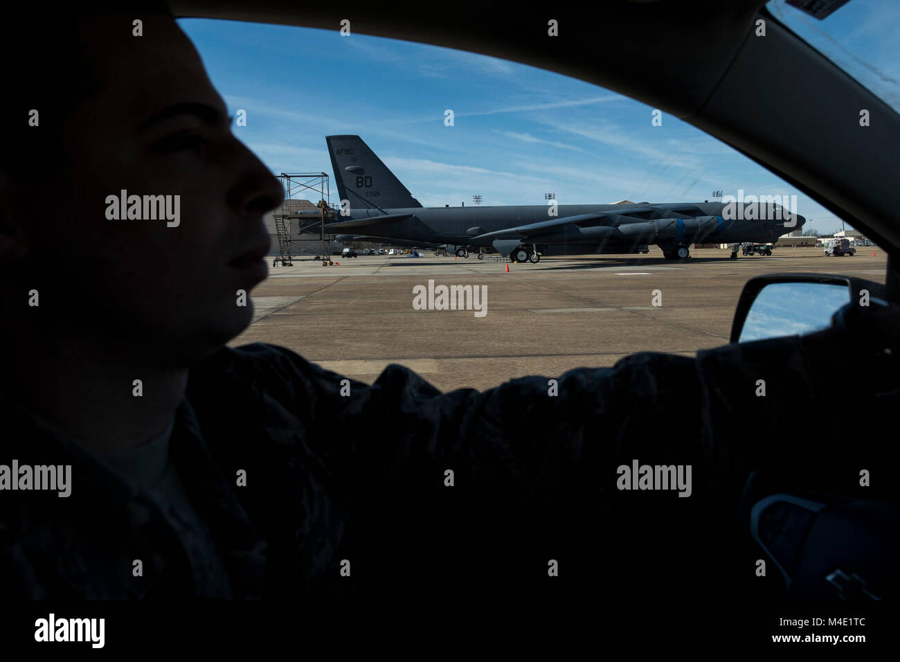 Un membre de la 1re classe David Ali, 2e Escadron de soutien de l'opération de gestion de l'aérodrome, coordonnateur des unités de la ligne de vol à la base aérienne de Barksdale, en Louisiane, le 2 février 2018. La 2ème séjours OSS au courant de toutes les activités sur l'axe de vol pour s'assurer que l'aéronef peut fonctionner en toute sécurité pendant qu'ils sont garés, roulage, décollage et atterrissage. (U.S. Air Force Banque D'Images