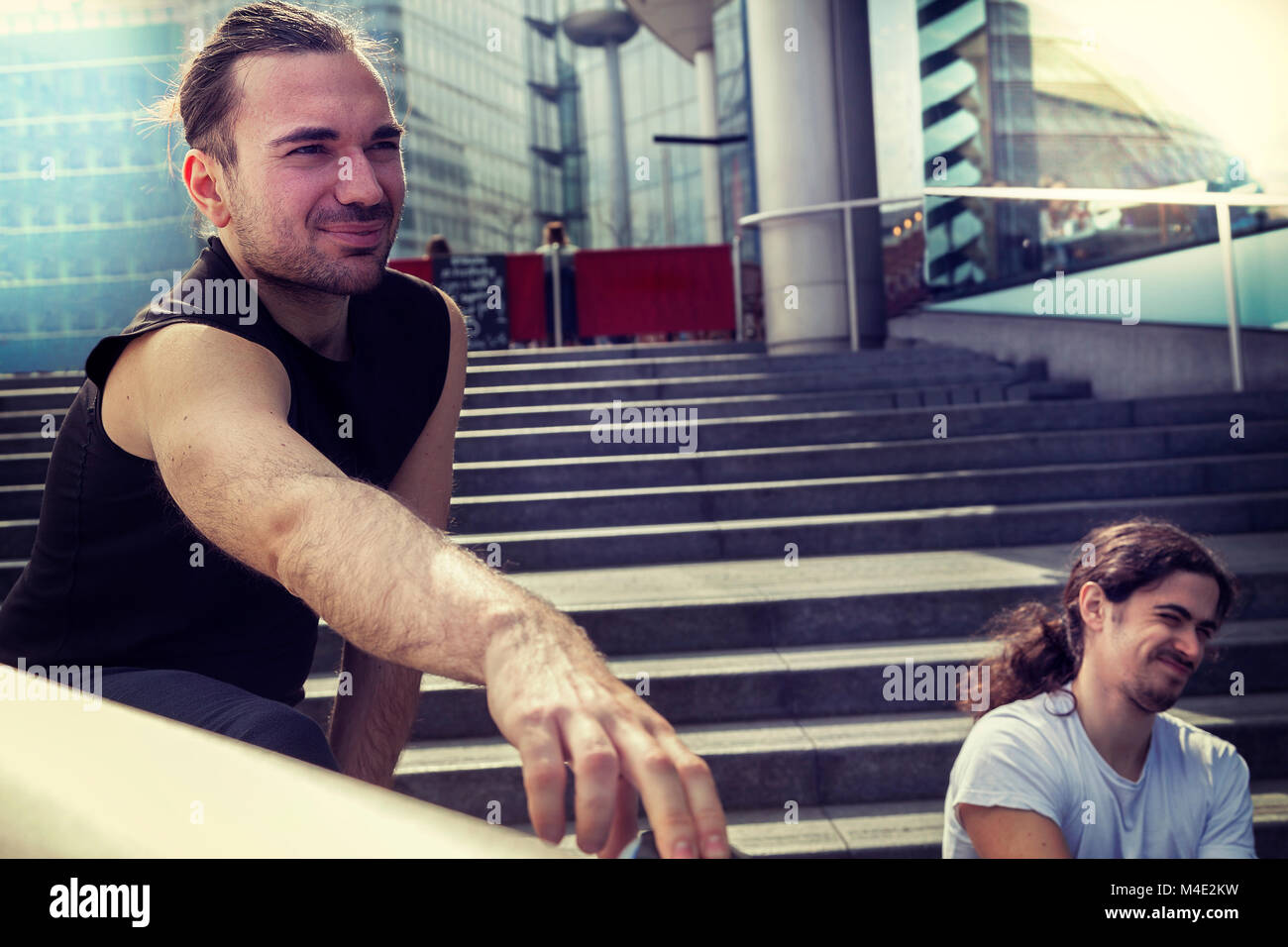 Les jeunes adultes sont athlétique qui s'étend en face de l'hôtel de ville de Londres Banque D'Images