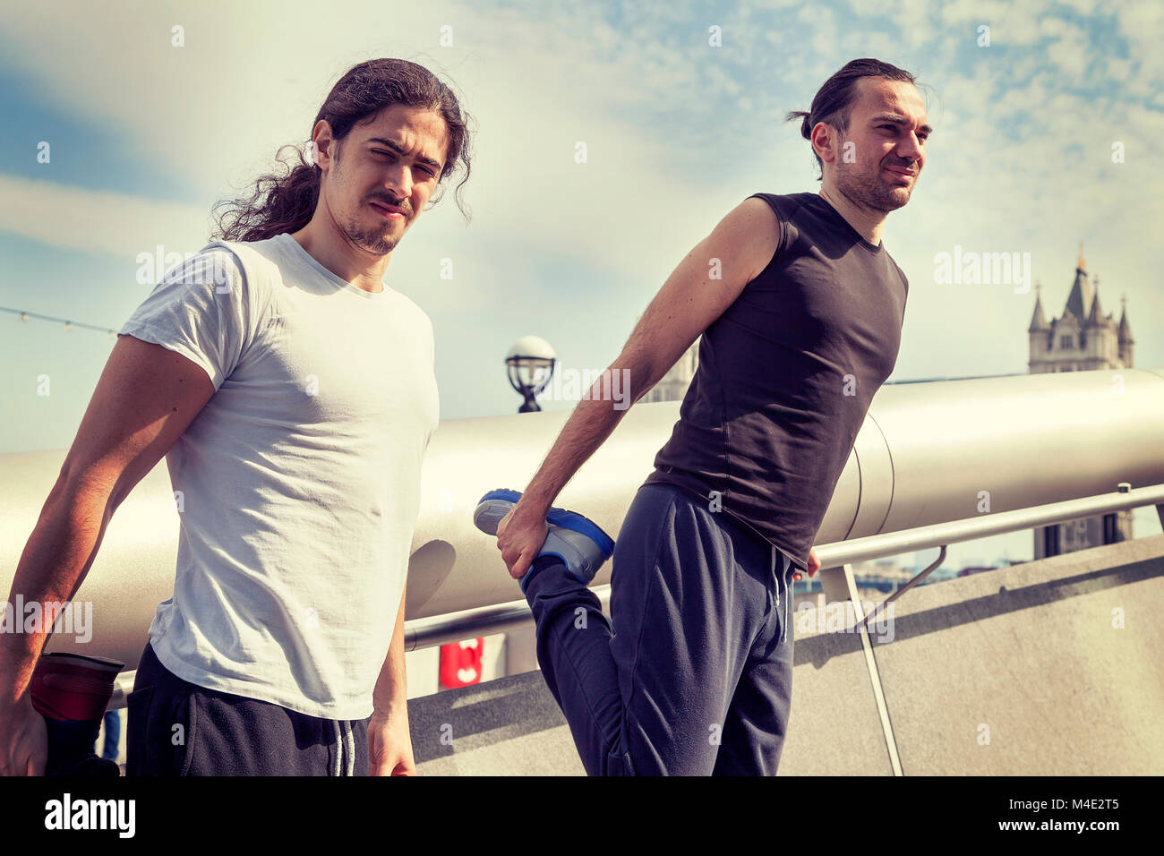 Les jeunes adultes sont athlétique qui s'étend en face de l'hôtel de ville de Londres Banque D'Images