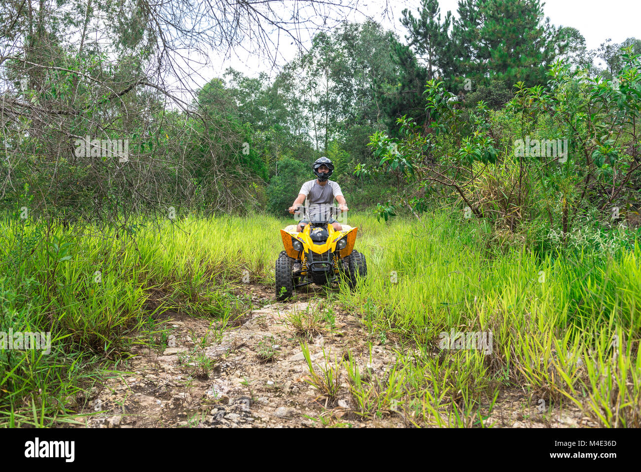 Dans la nature de l'homme jouissant d'un off road quad Banque D'Images
