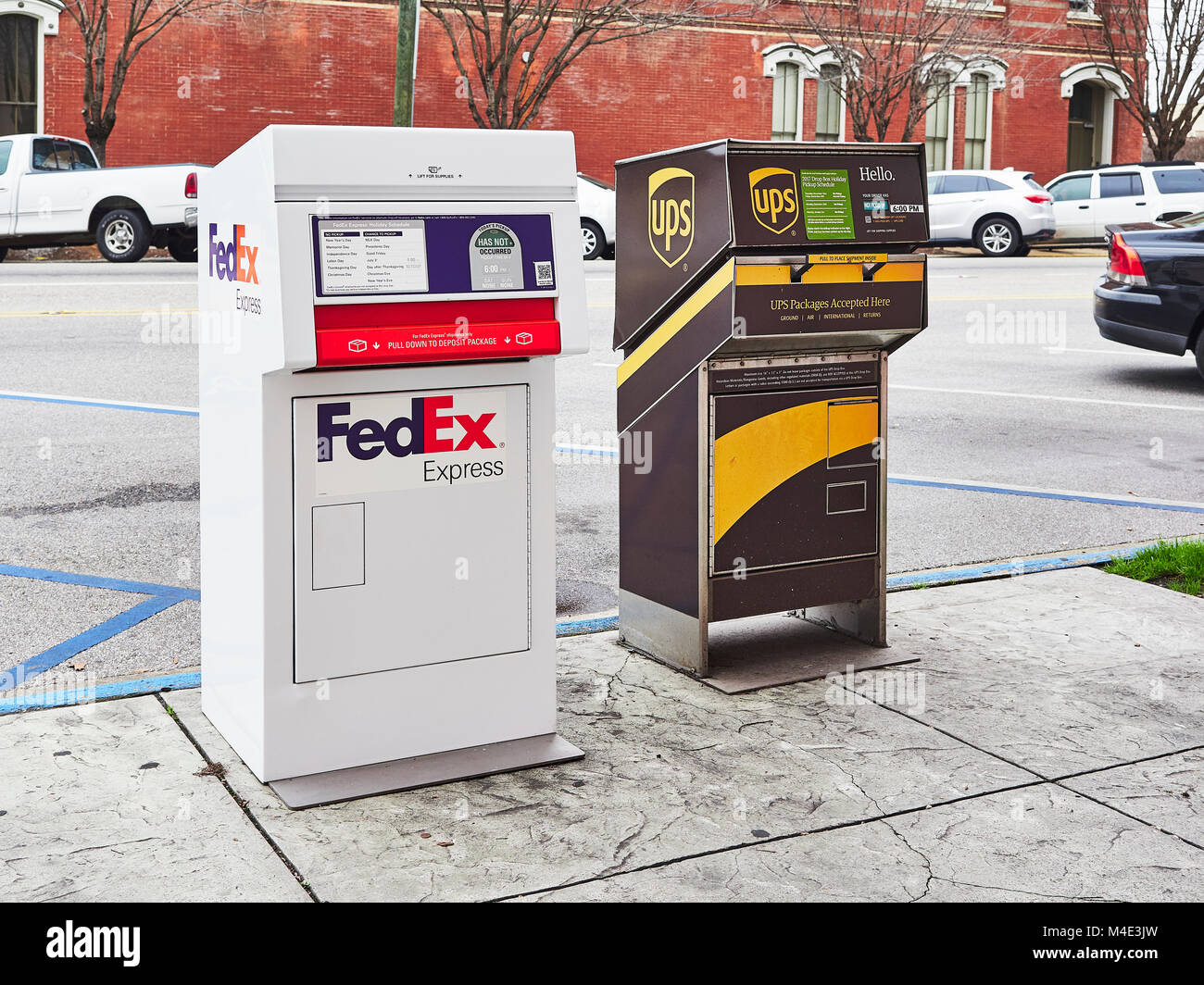FedEx et UPS collection ou drop off cases assis sur le bord du trottoir, au bord du trottoir, dans le centre-ville de Montgomery, Alabama, USA. Banque D'Images