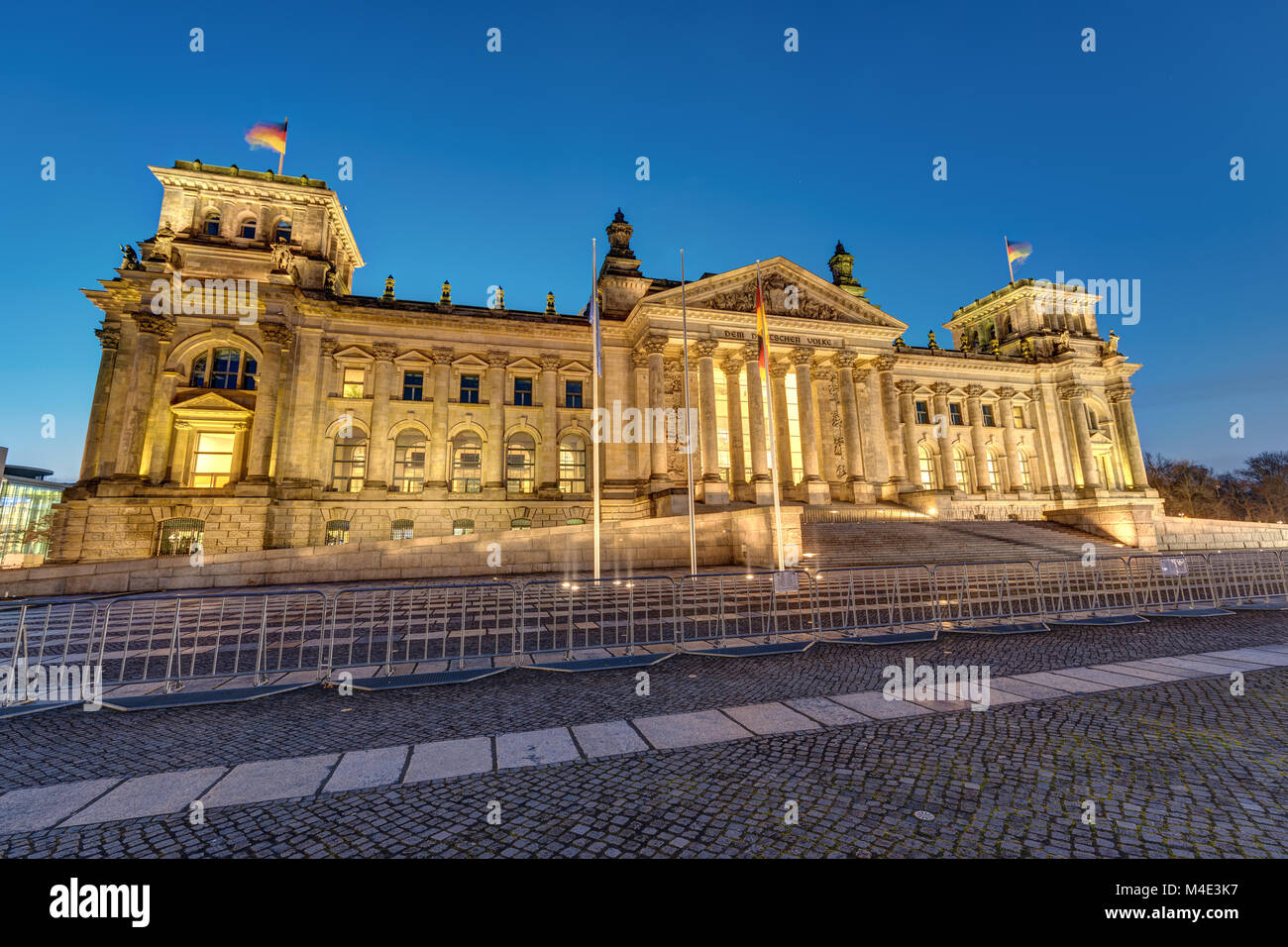 La célèbre Reichstag allemand à Berlin allumé à l'aube Banque D'Images