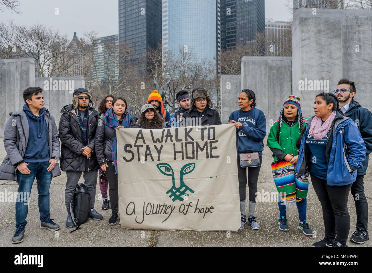 New York, États-Unis. Feb 15, 2018. Le 15 février 2018 ; 11 jeunes sans-papiers et les alliés ont commencé la marche à rester à la maison, à 15 jours de marche de New York City's Battery Park à Washington, DC's memorial Martin Luther King junior. Le 250-mile voyage a été organisé par le projet de semences avec l'appui de la campagne # OurDream pour attirer l'attention sur la nécessité d'une loi propre rêve que non seulement la protection permanente des subventions pour les jeunes sans-papiers mais ne nuit pas à 11 millions de personnes sans papiers vivant et travaillant aux États-Unis. Crédit : Erik McGregor/Pacific Press/Alamy Live News Banque D'Images