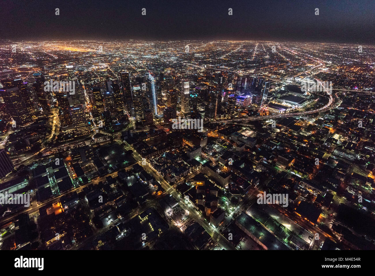 Los Angeles, Californie, USA - 11 Février 2018 : nuit vue aérienne des bâtiments et des rues au centre-ville de la ville. Banque D'Images