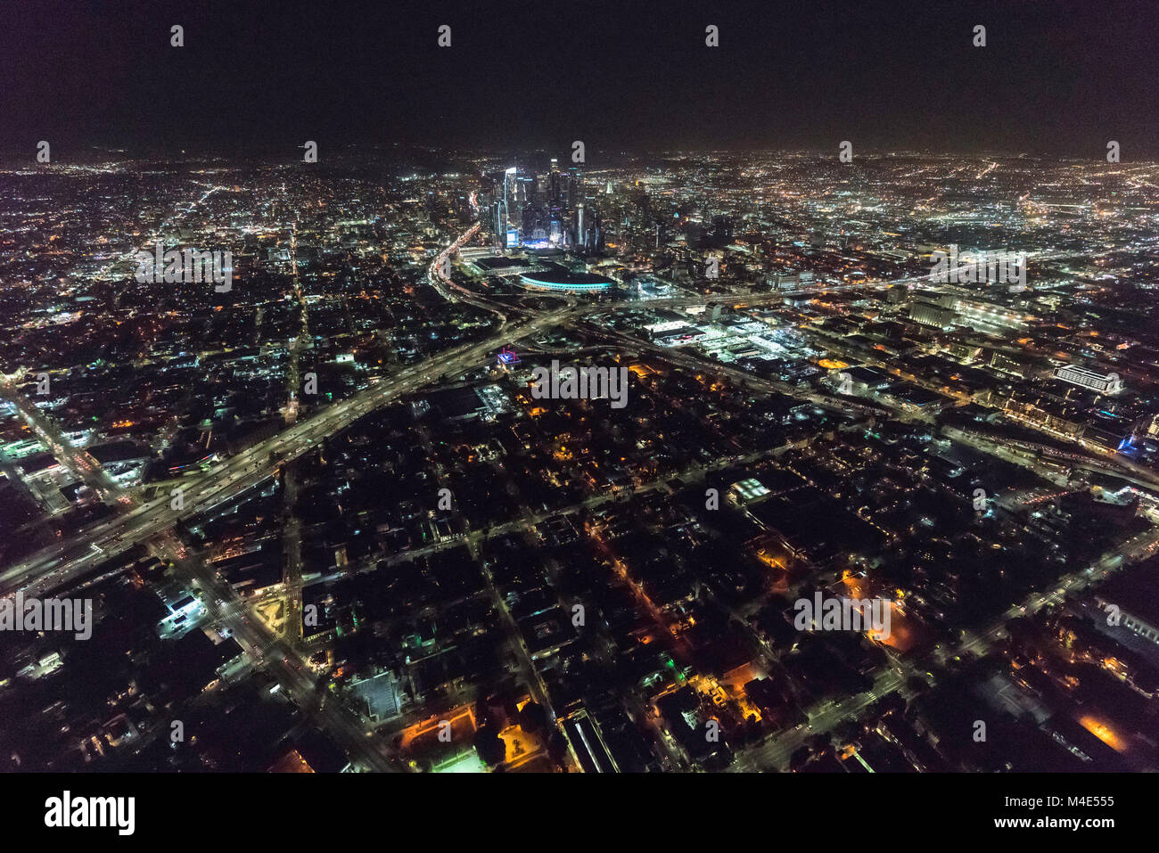 Los Angeles California Vue aérienne de nuit les rues et édifices du centre-ville. Banque D'Images