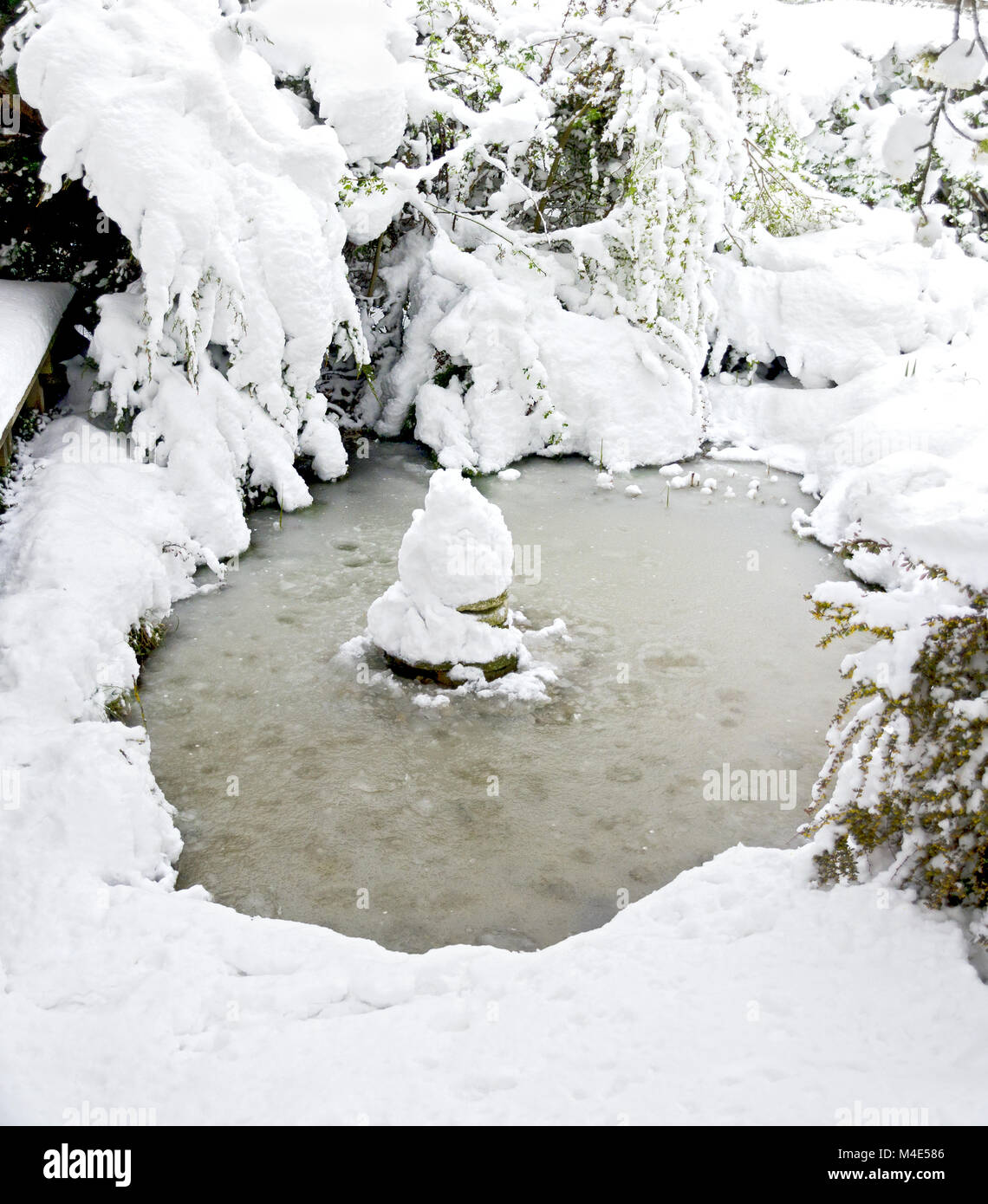 Bassin de jardin couvert de neige Banque D'Images
