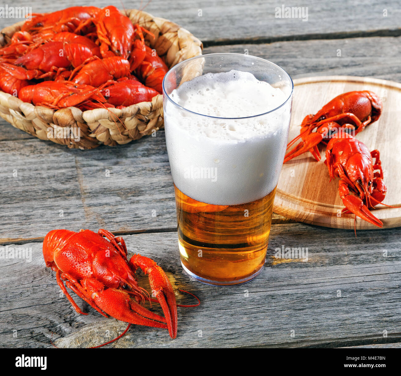 Les écrevisses bouillies savoureuses et bière sur table ancienne Banque D'Images