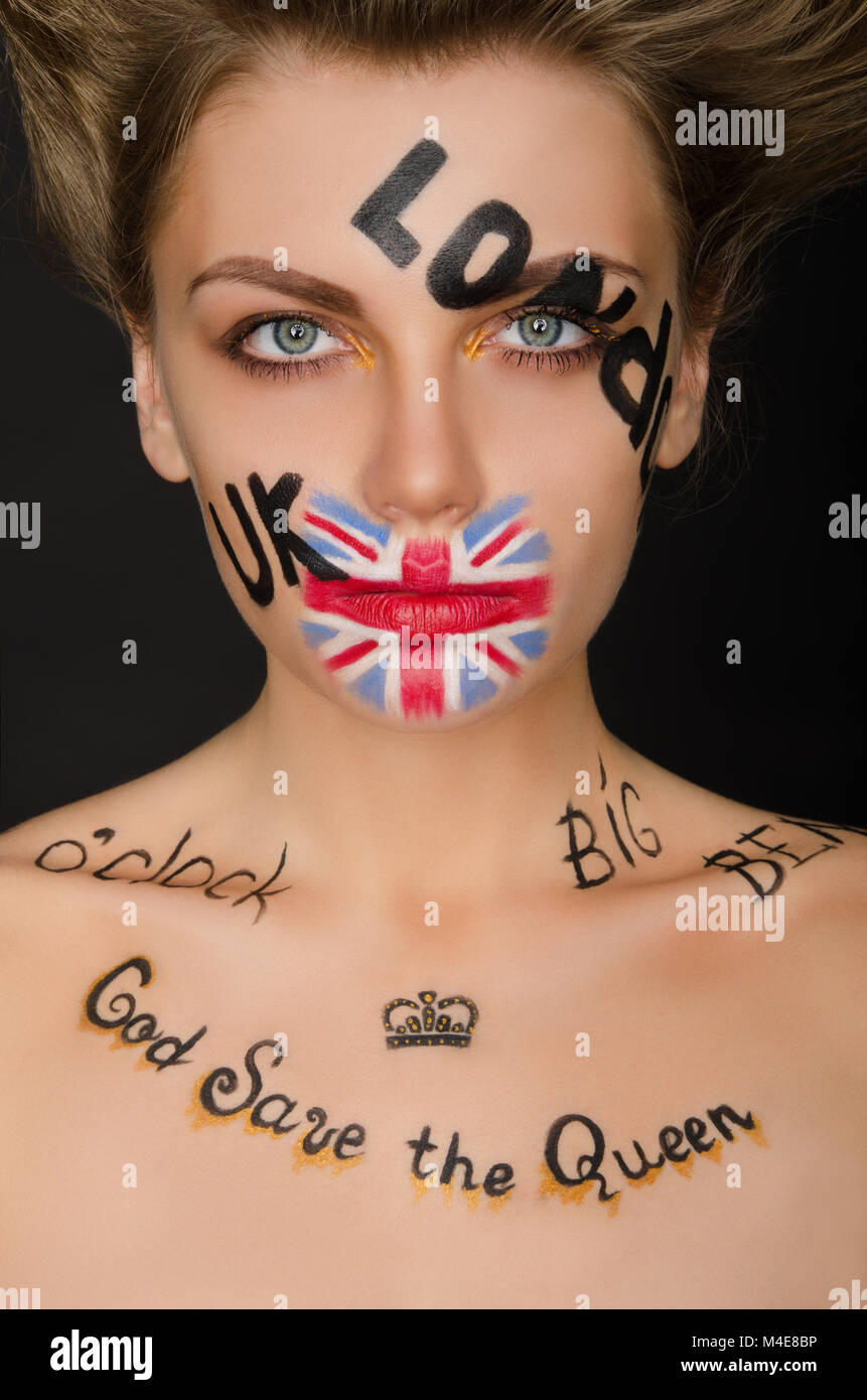 Belle femme avec l'anglais des symboles sur son visage Banque D'Images