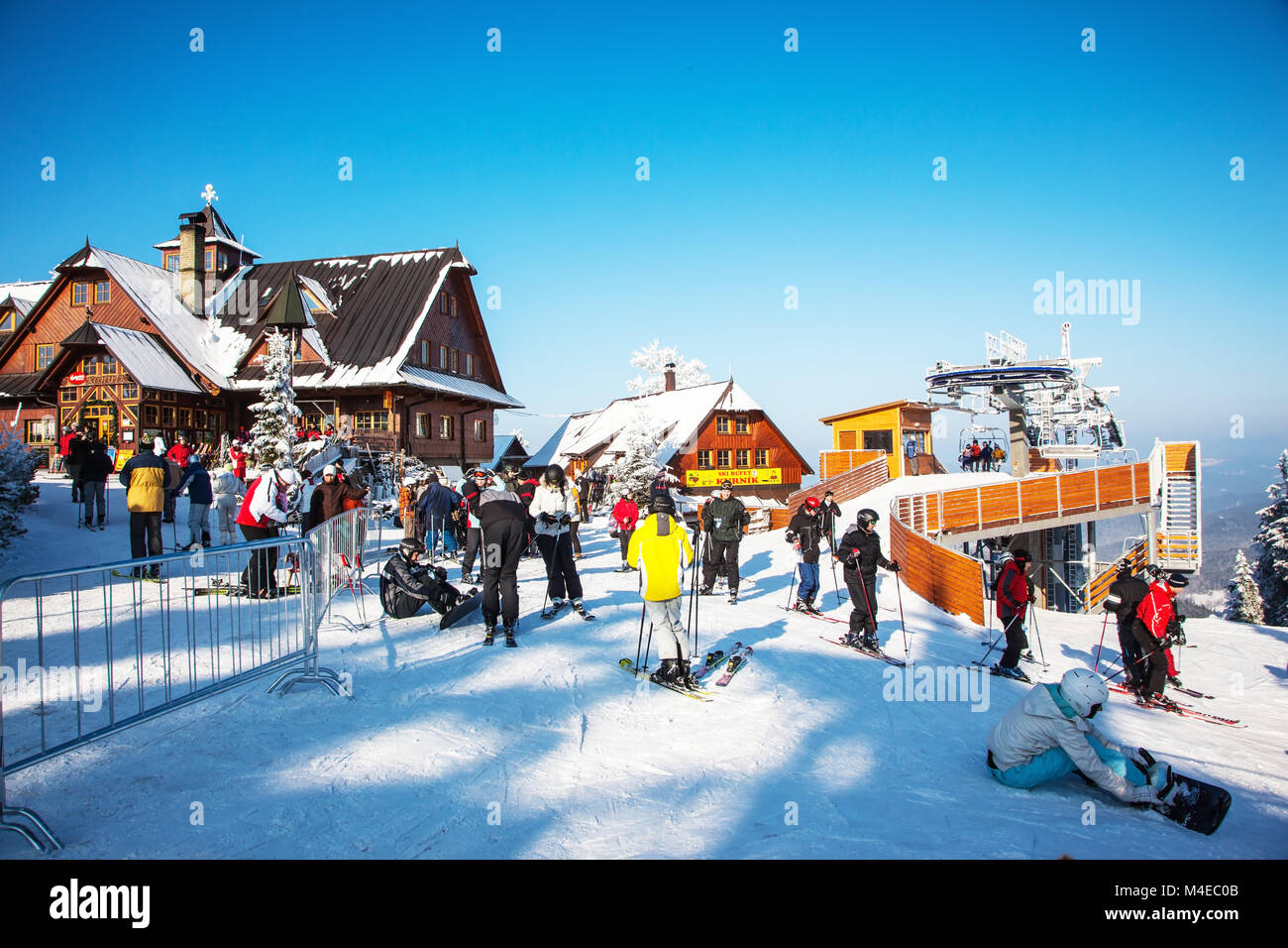 Les skieurs en vestes lumineuses se préparent à descendre en skis Banque D'Images