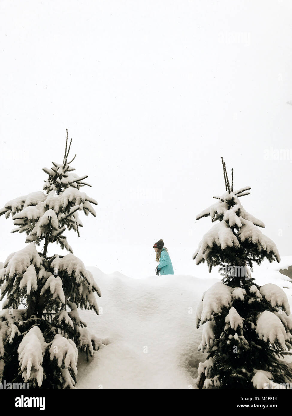 Fille randonnée en montagne en hiver, Braunwald, Suisse Banque D'Images