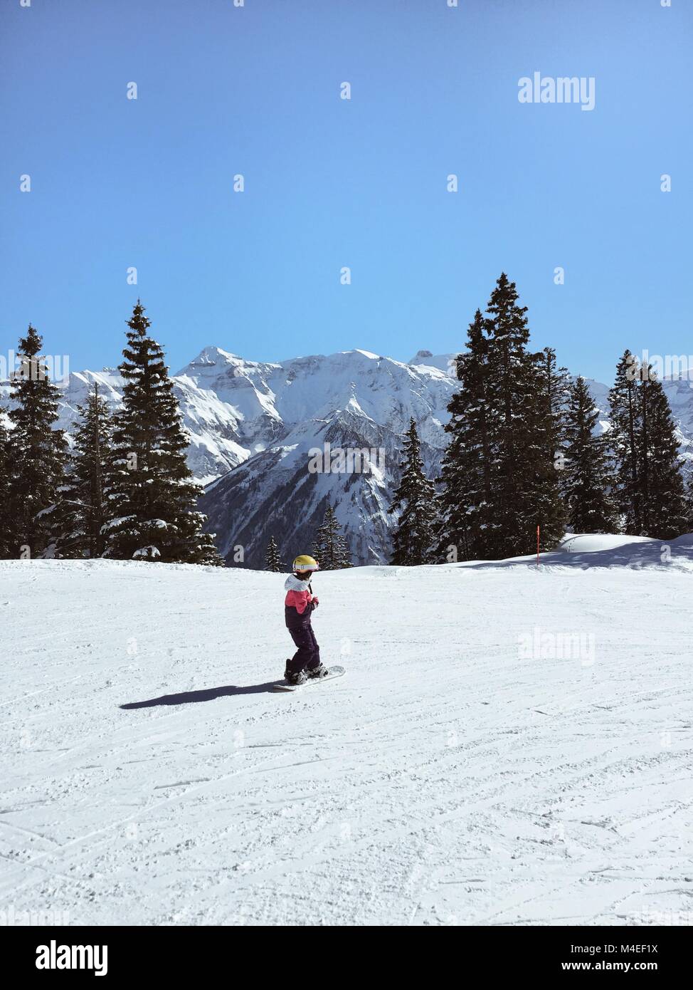 Fille de snowboard, Braunwald, Glaris, Suisse Banque D'Images