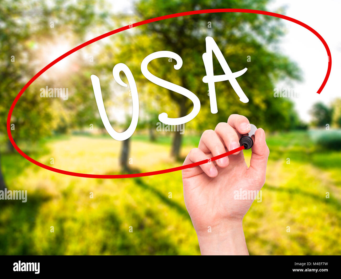 Man main écrit USA avec marqueur noir sur l'écran visuel Banque D'Images