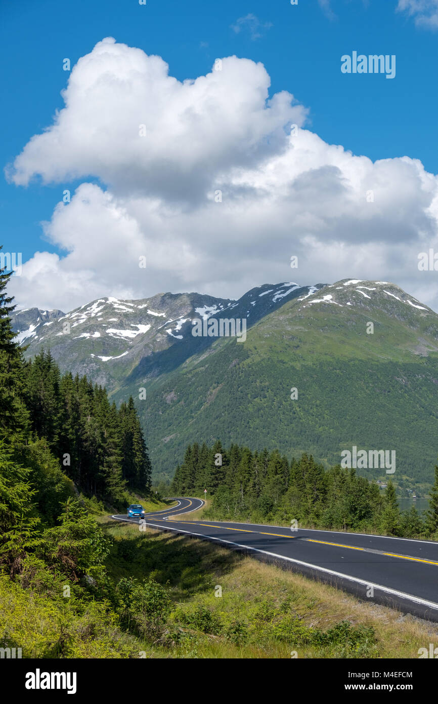 Voiture en voiture le long de la route de montagne, Norvège Banque D'Images