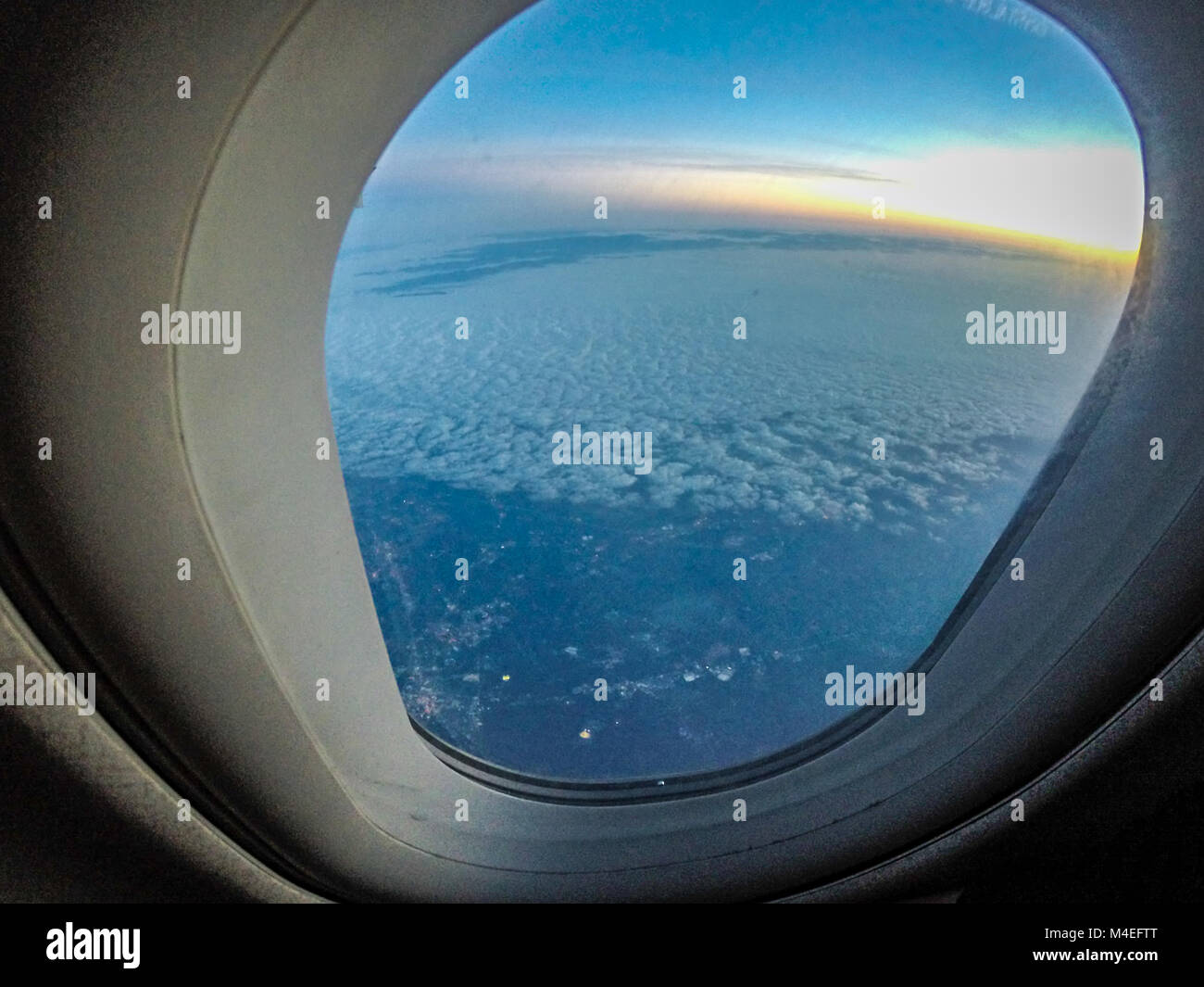 Regardant par la fenêtre de l'avion pendant le vol. Banque D'Images