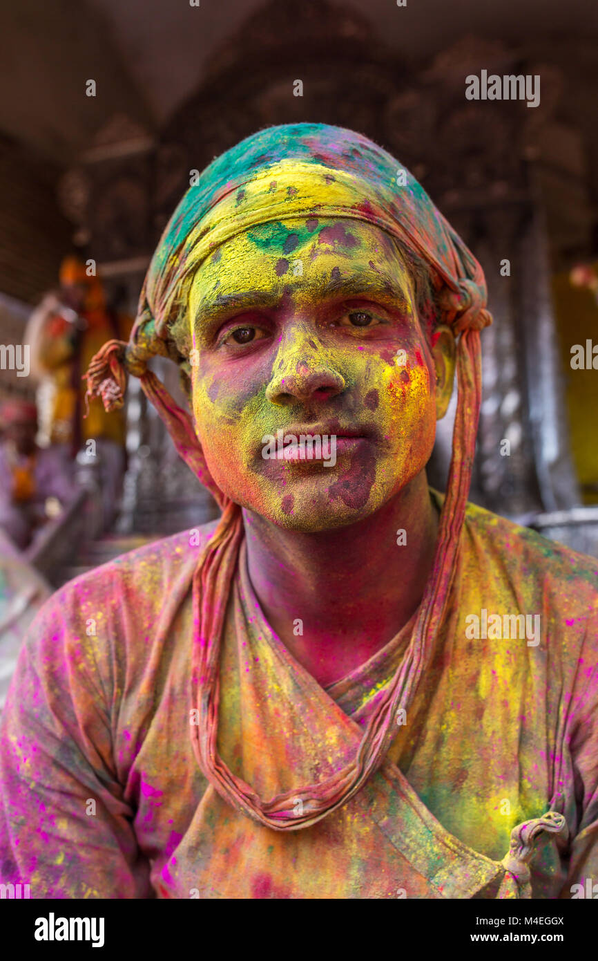 Nandgaon, Inde - le 18 mars 2016 : Portrait d'un homme non identifié de la face enduite de couleurs en cours de Holi célébration en Nandgaon, de l'Uttar Pradesh, dans Banque D'Images