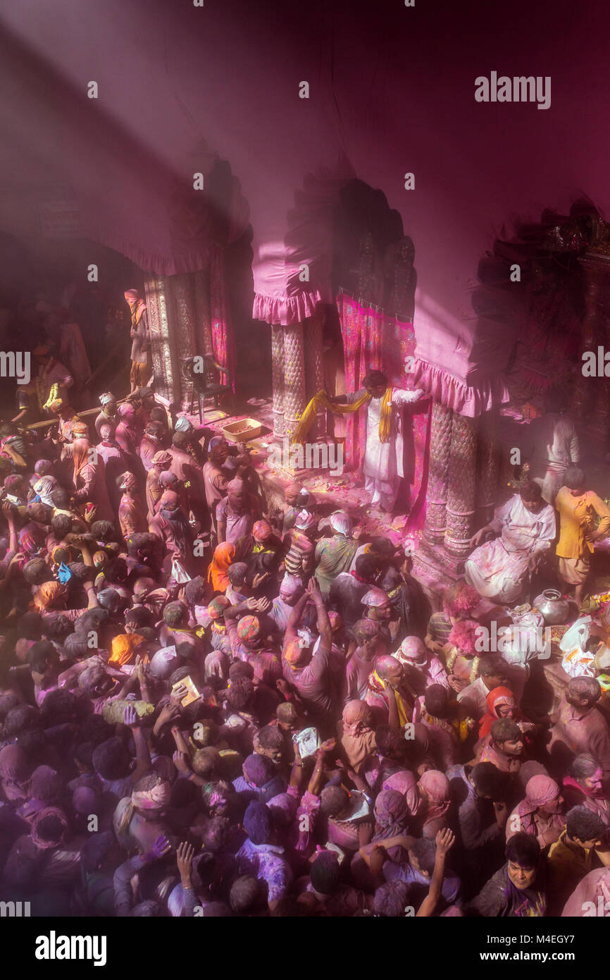 Vrindavan, Inde - le 23 mars 2016 : Holi célébration dans le temple hindou Banke Bihare à Vrindavan, Uttar Pradesh, Inde. Banque D'Images