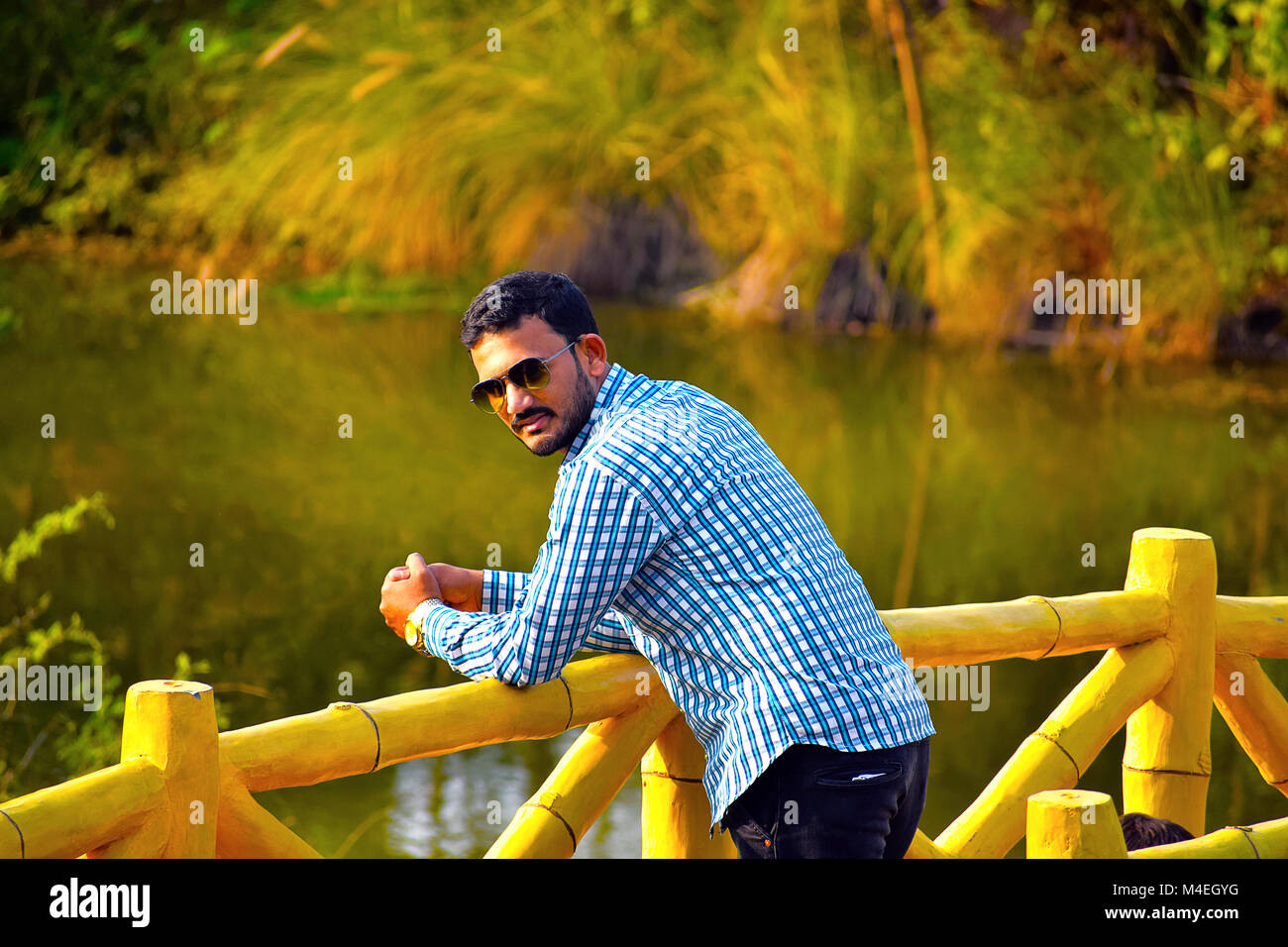 L'homme sur un pont de bois près du lac, Pune, Maharashtra. Banque D'Images