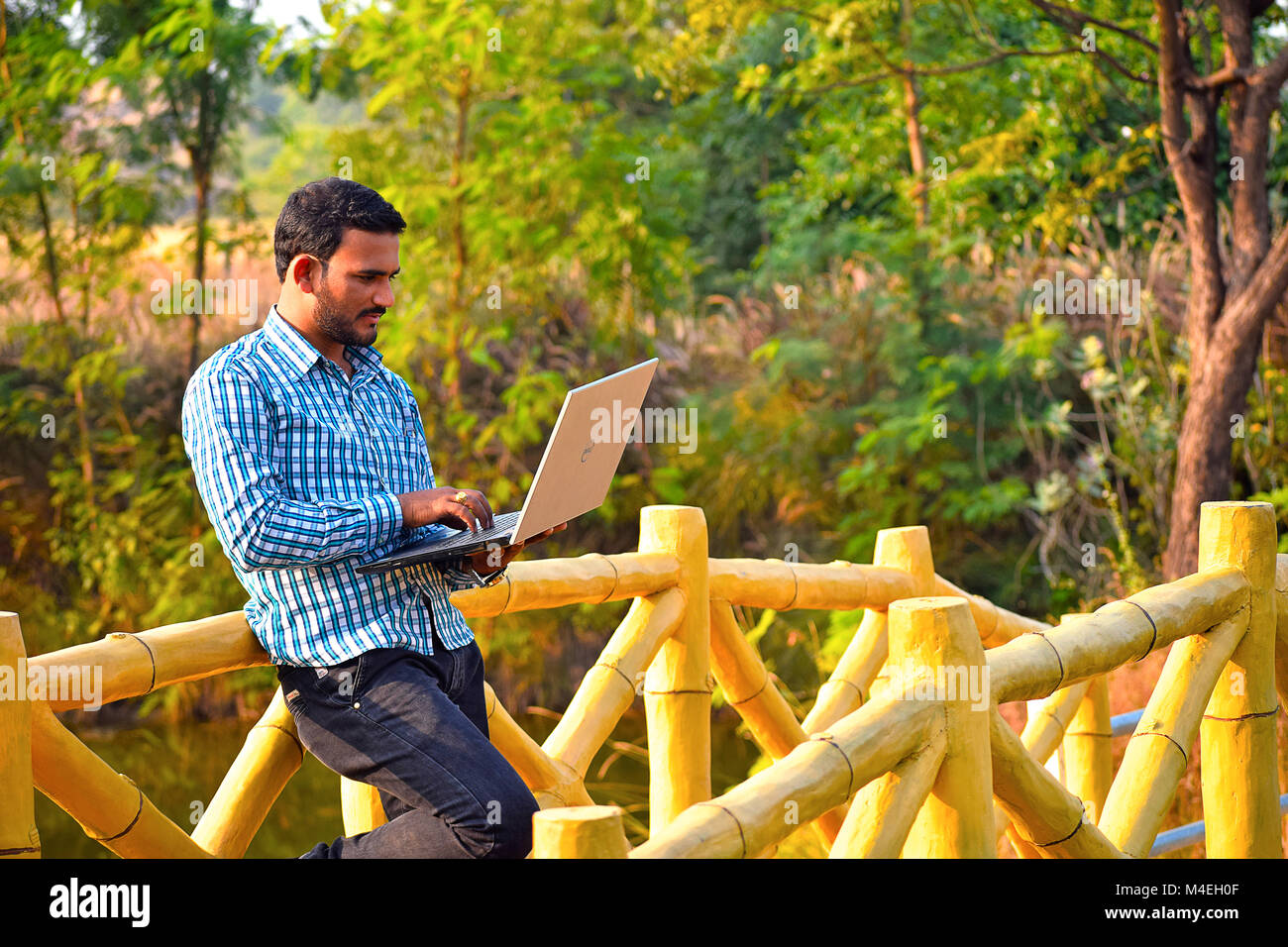 L'homme sur un pont de bois près du lac, Pune, Maharashtra. Banque D'Images