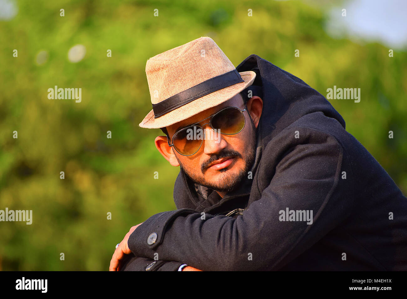 Homme dans un chapeau et veste noire en pensant posent, Pune, Maharashtra. Banque D'Images
