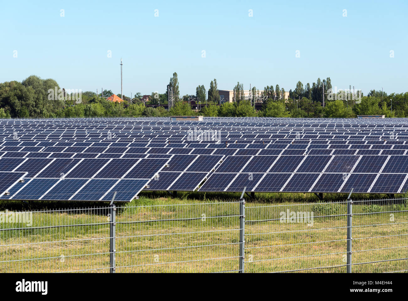 Centrale avec des panneaux solaires vu en Allemagne Banque D'Images