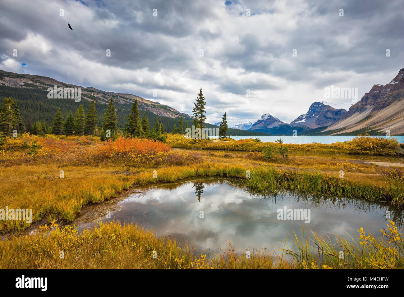 L'eau lisse reflète ciel nuageux Banque D'Images