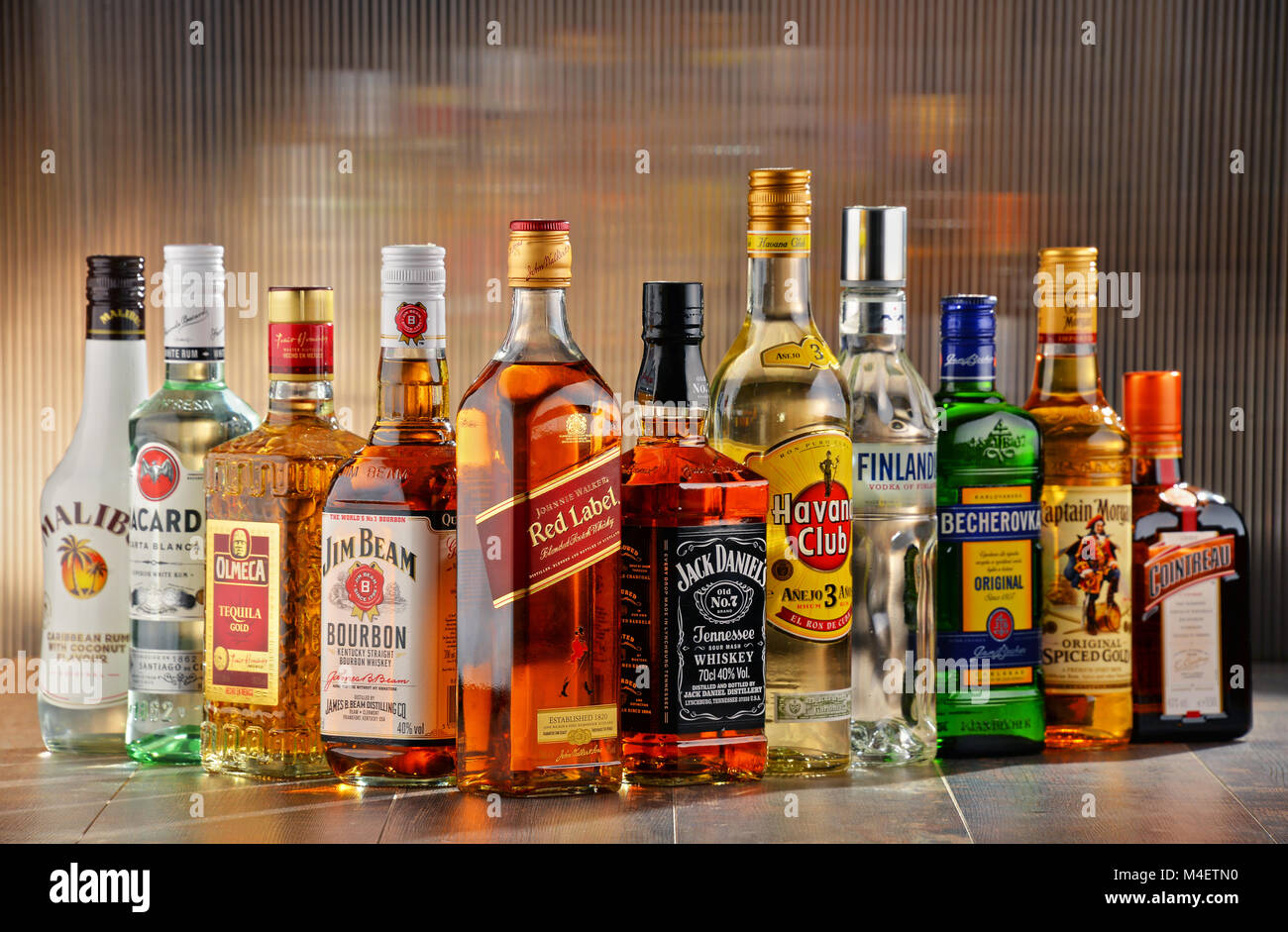 Bouteilles d'alcool fort diverses marques Photo Stock - Alamy