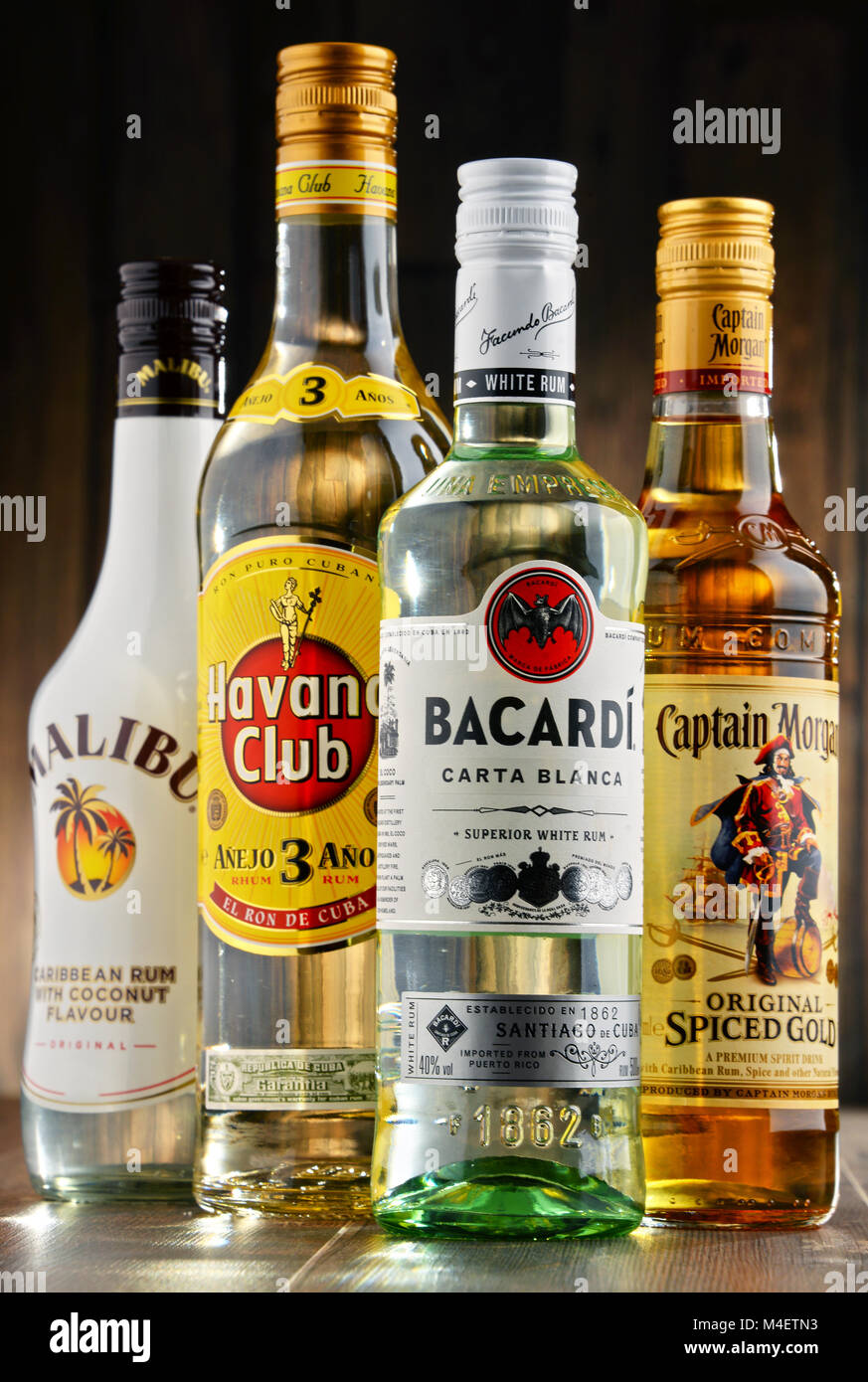 Bouteilles de rhum célèbre marques mondiales Banque D'Images