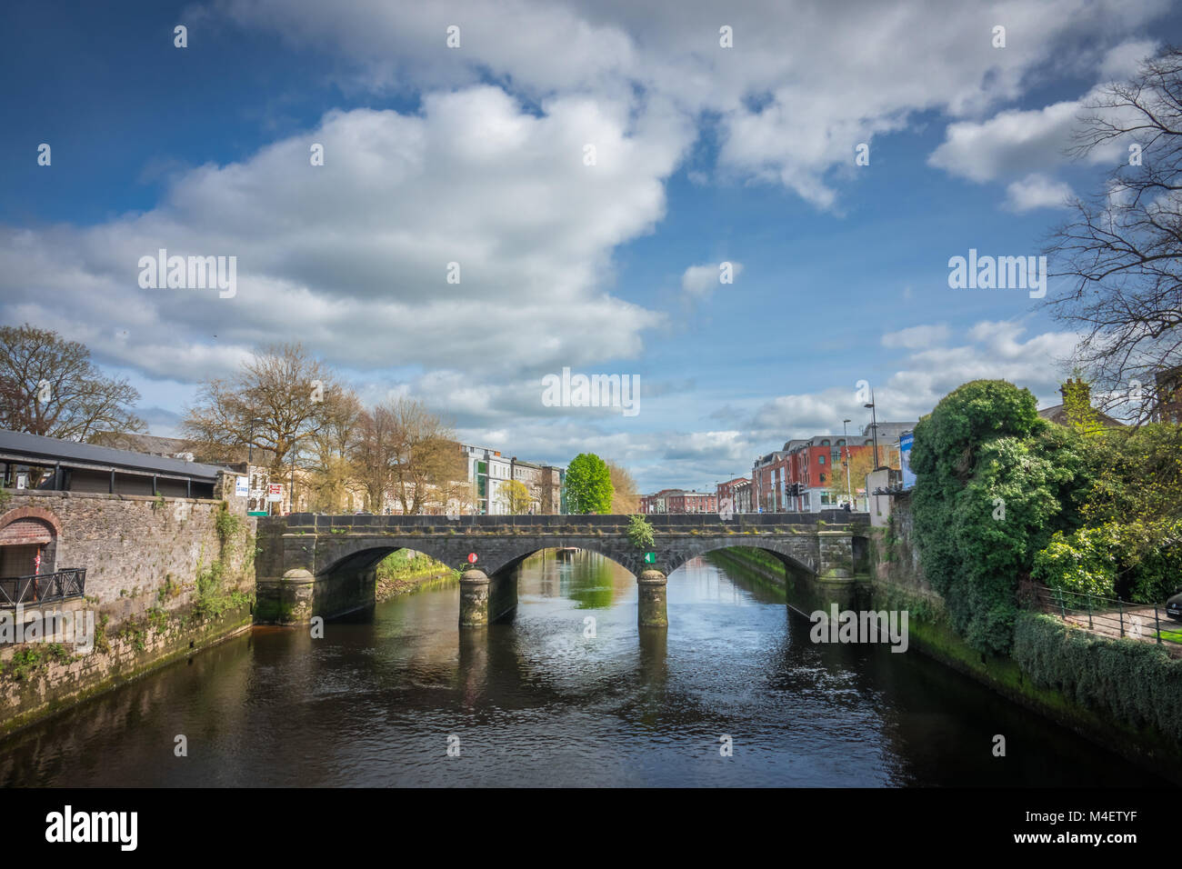 Vieux pont de pierre à Limerick Banque D'Images