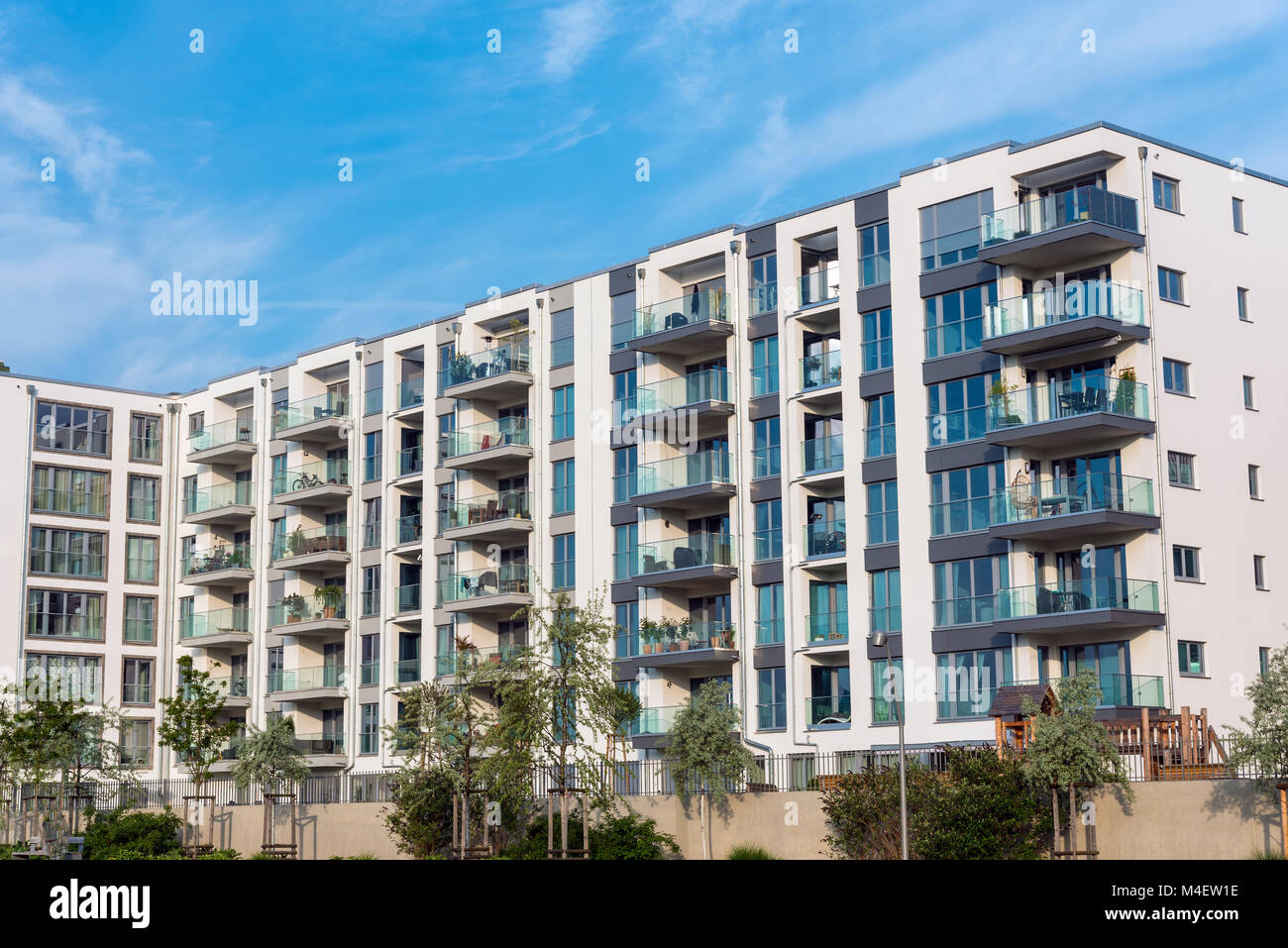 Bloc d'appartements modernes avec un balcon à Berlin Banque D'Images