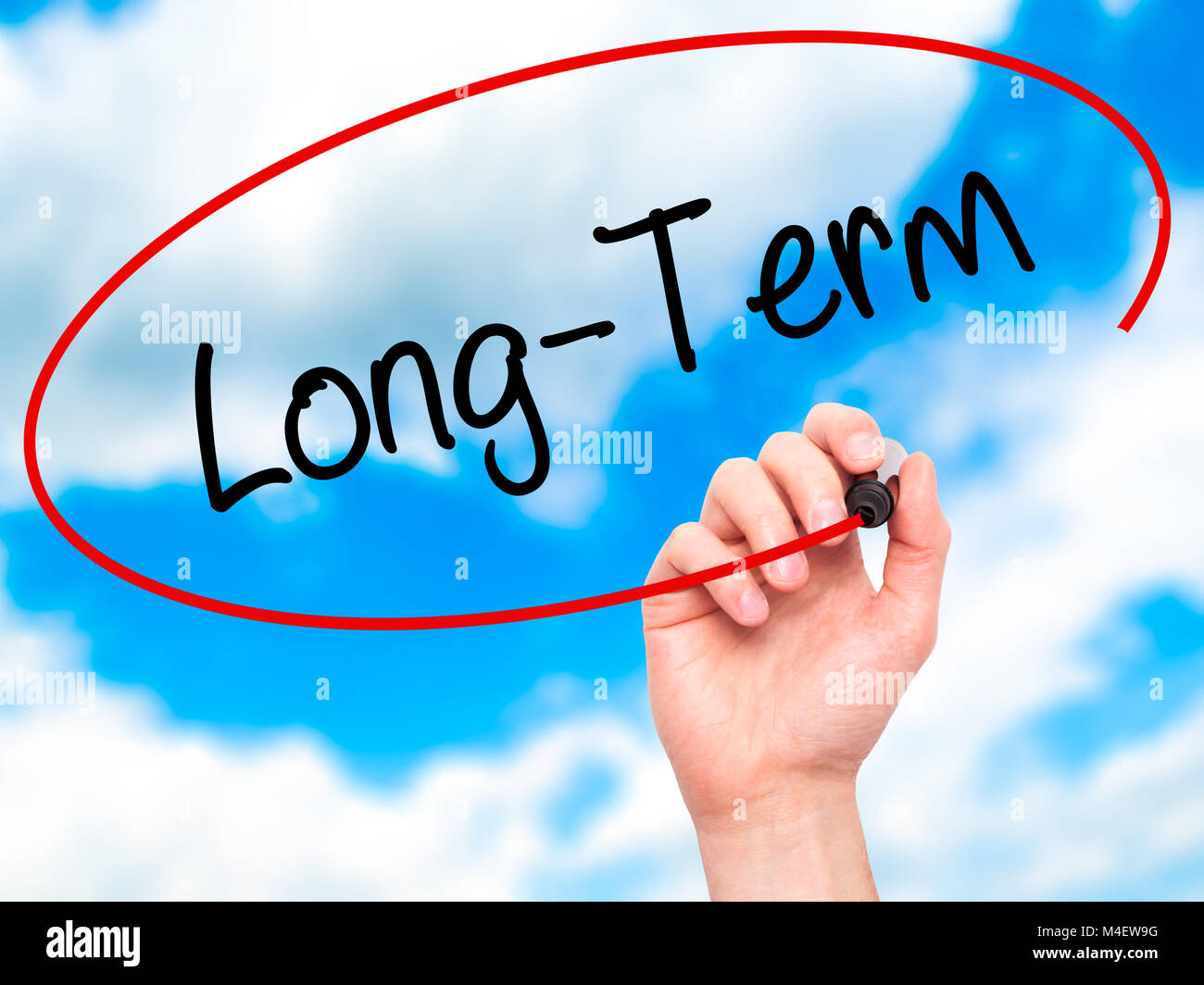 Man main écrit des avec marqueur noir sur l'écran visuel Banque D'Images