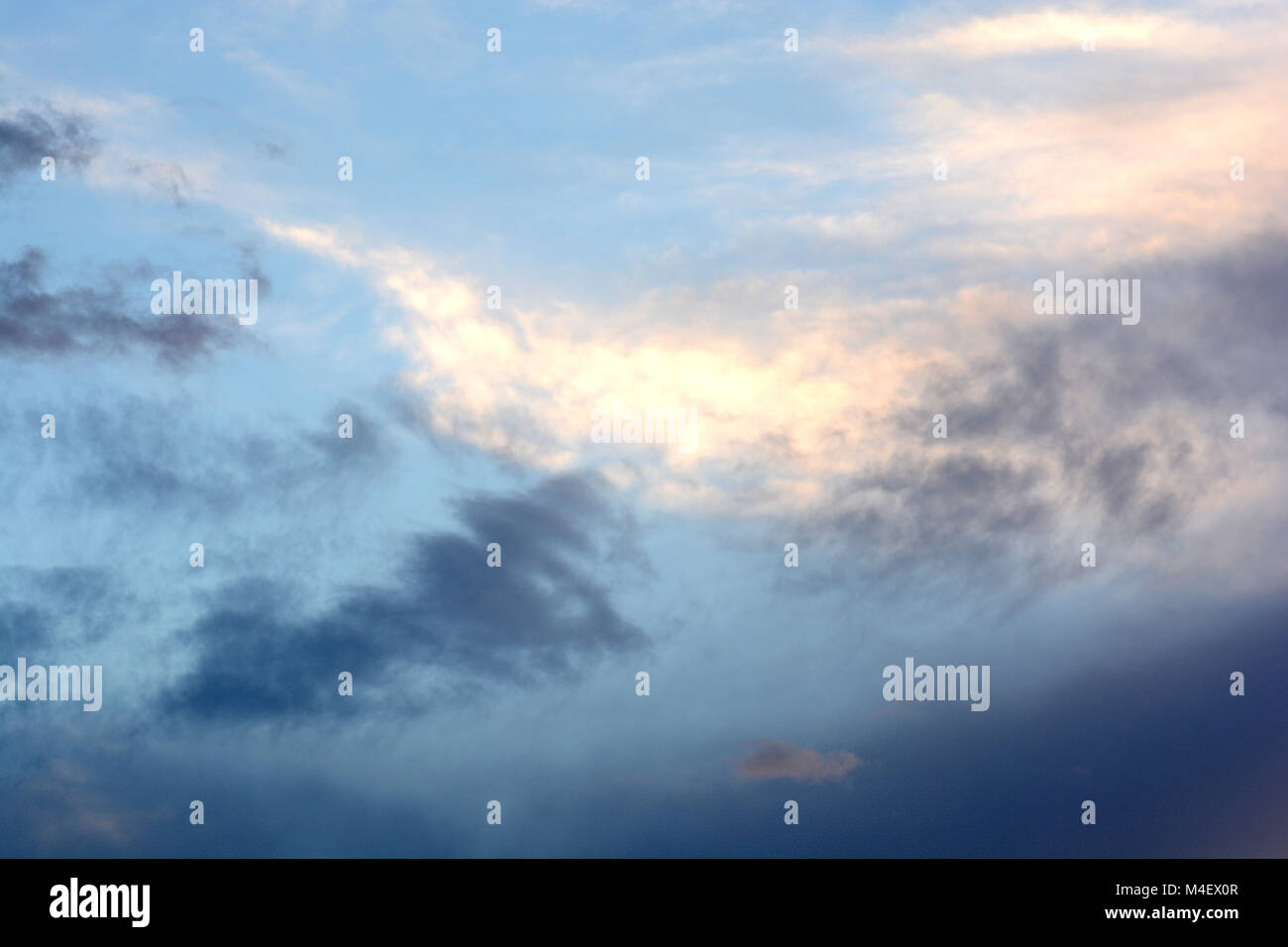 Arrière-plan de sombres nuages avant un orage Banque D'Images