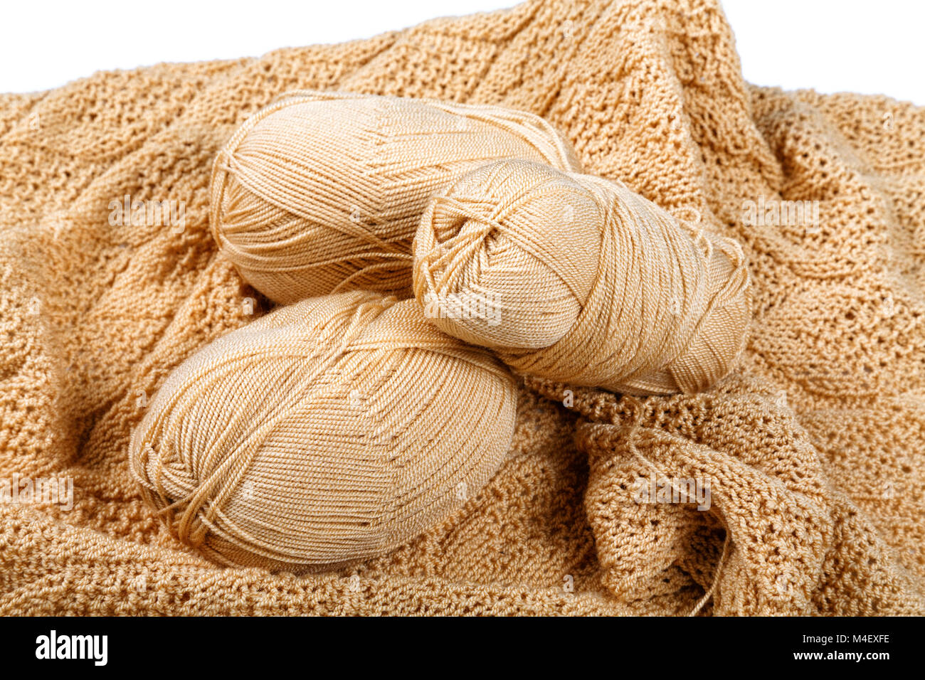 Rayons de tricot avec balle de laine sur table Banque D'Images