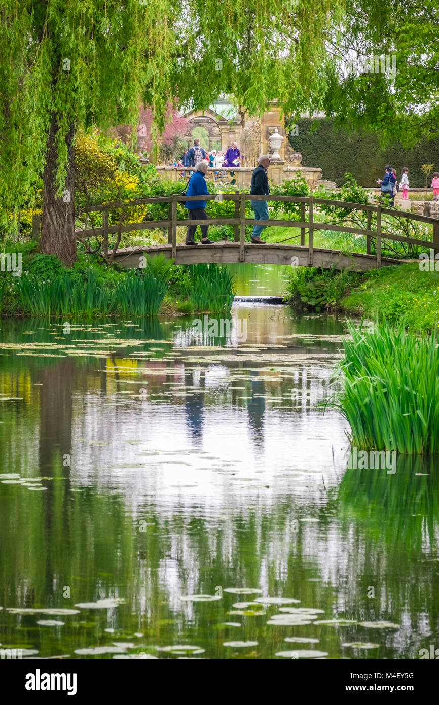 Pont de bois dans les jardins Banque D'Images