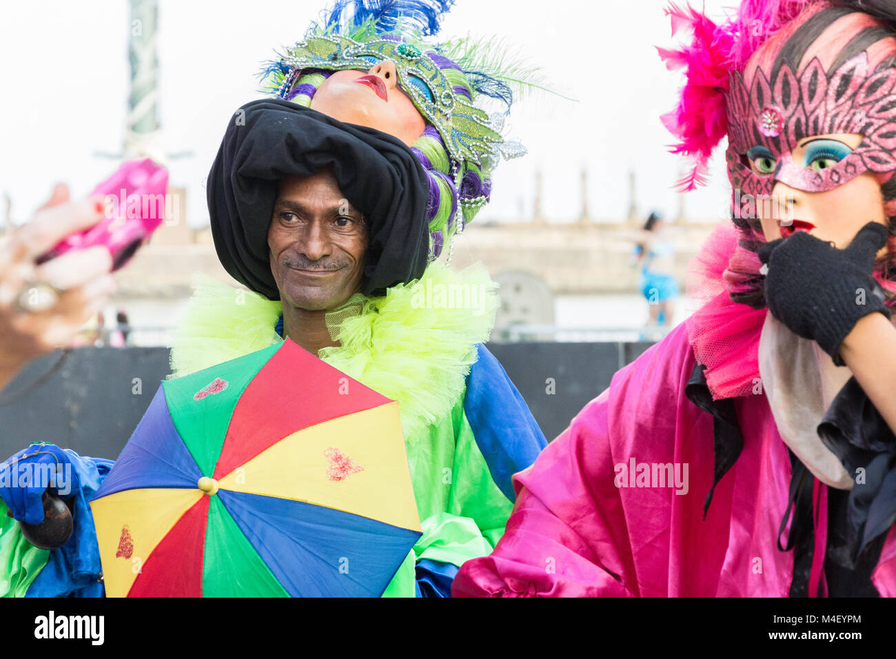 Recife, Brésil - Février 9th, 2018 : un mâle reveler a sorti son masque à la célébration du carnaval de Recife, au Brésil. Banque D'Images