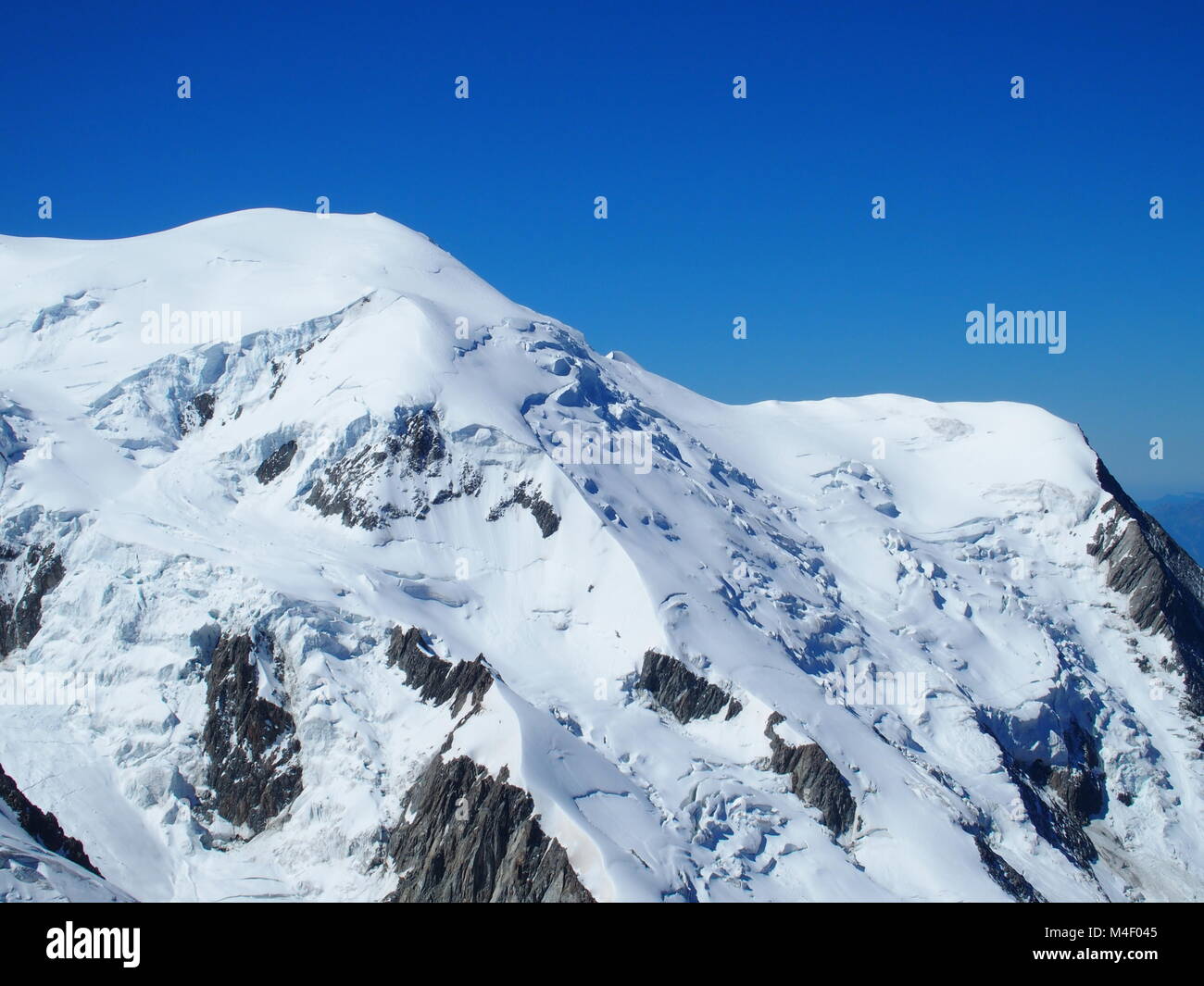 MONT BLANC pic de paysages de montagnes alpines dans beauté Alpes vu de Aiguille du Midi à Chamonix en France avec ciel bleu clair en 201 Banque D'Images