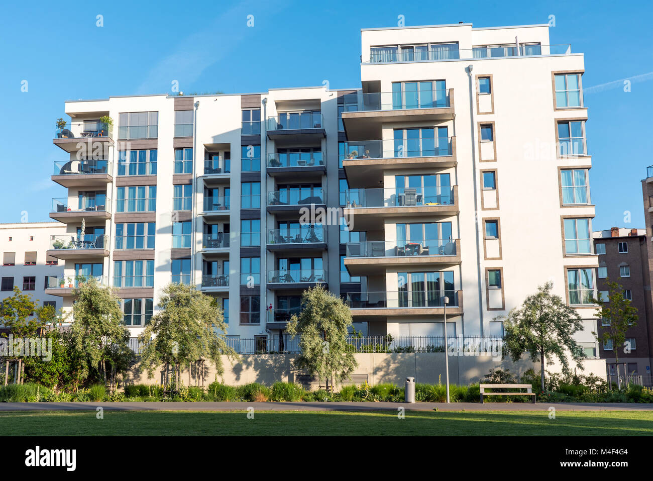Bloc d'appartements modernes avec un balcon à Berlin Banque D'Images