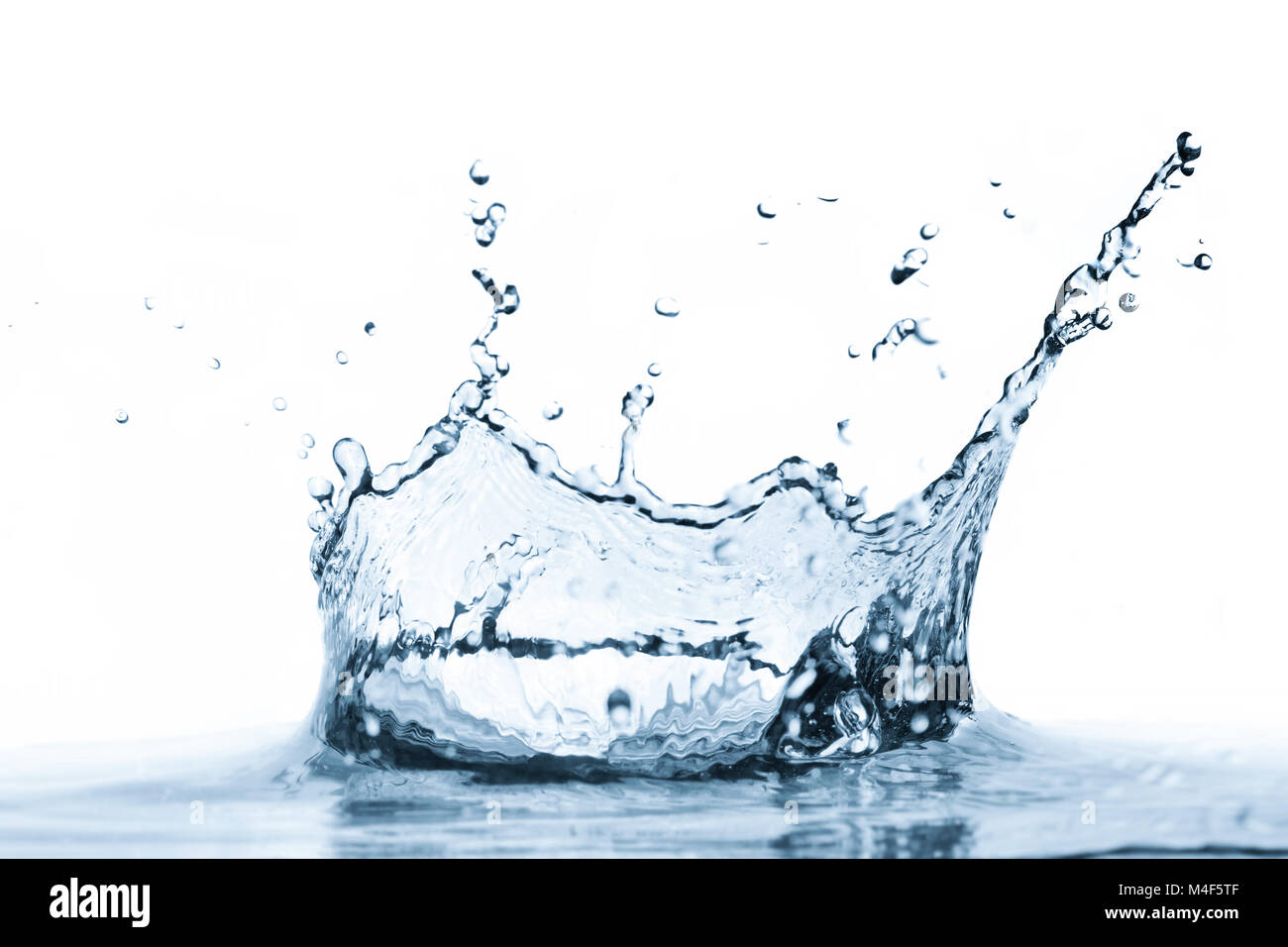 Les éclaboussures d'eau isolé sur fond blanc. Banque D'Images