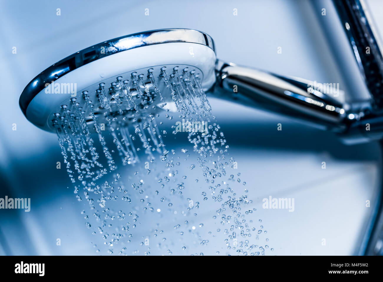 L'eau claire s'écoule à partir de la douche. Banque D'Images