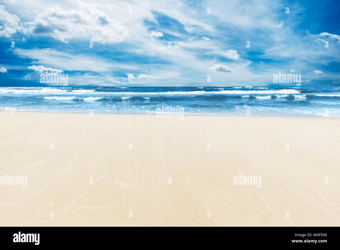 La plage et la mer d'été sous un ciel bleu. Banque D'Images