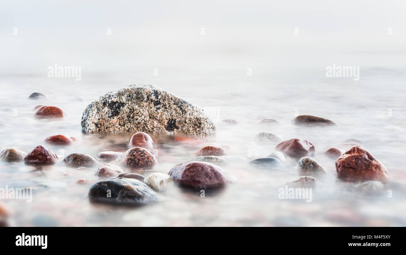 Vagues qui dans les roches sur la mer Banque D'Images