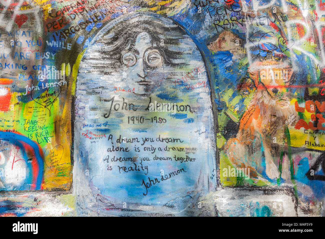 John Lennon Wall, Prague, République tchèque. Arrière-plan de graffiti Banque D'Images